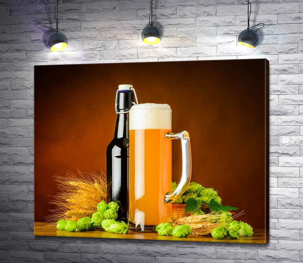 картина Стройный бокал и бутылка пива рядом с колосьем пшеницы и хмелем