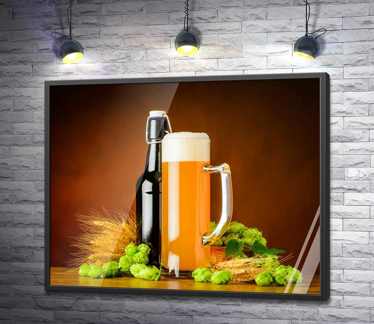 постер Стрункий келих та пляшка пива поряд з колоссям пшениці та хмелем