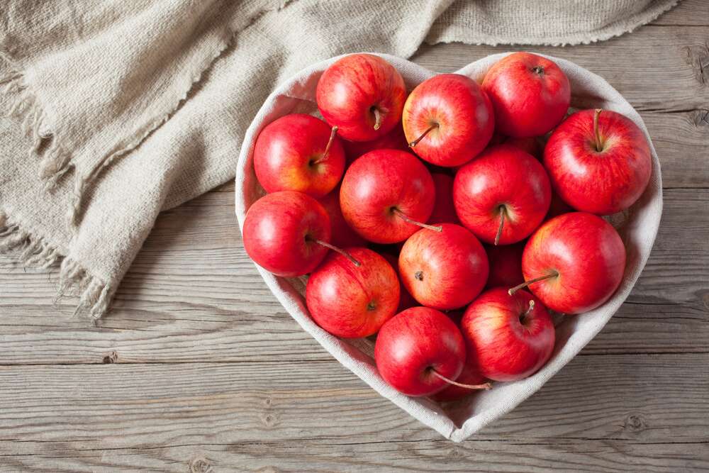 картина-постер Яблоки в корзине-сердце