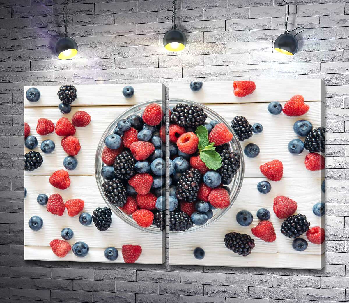 модульная картина Микс летних ягод малины, черники и шелковицы