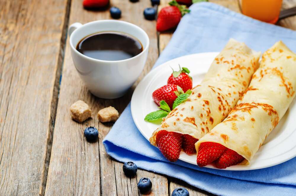 картина-постер Блинчики с клубникой и кофе на завтрак