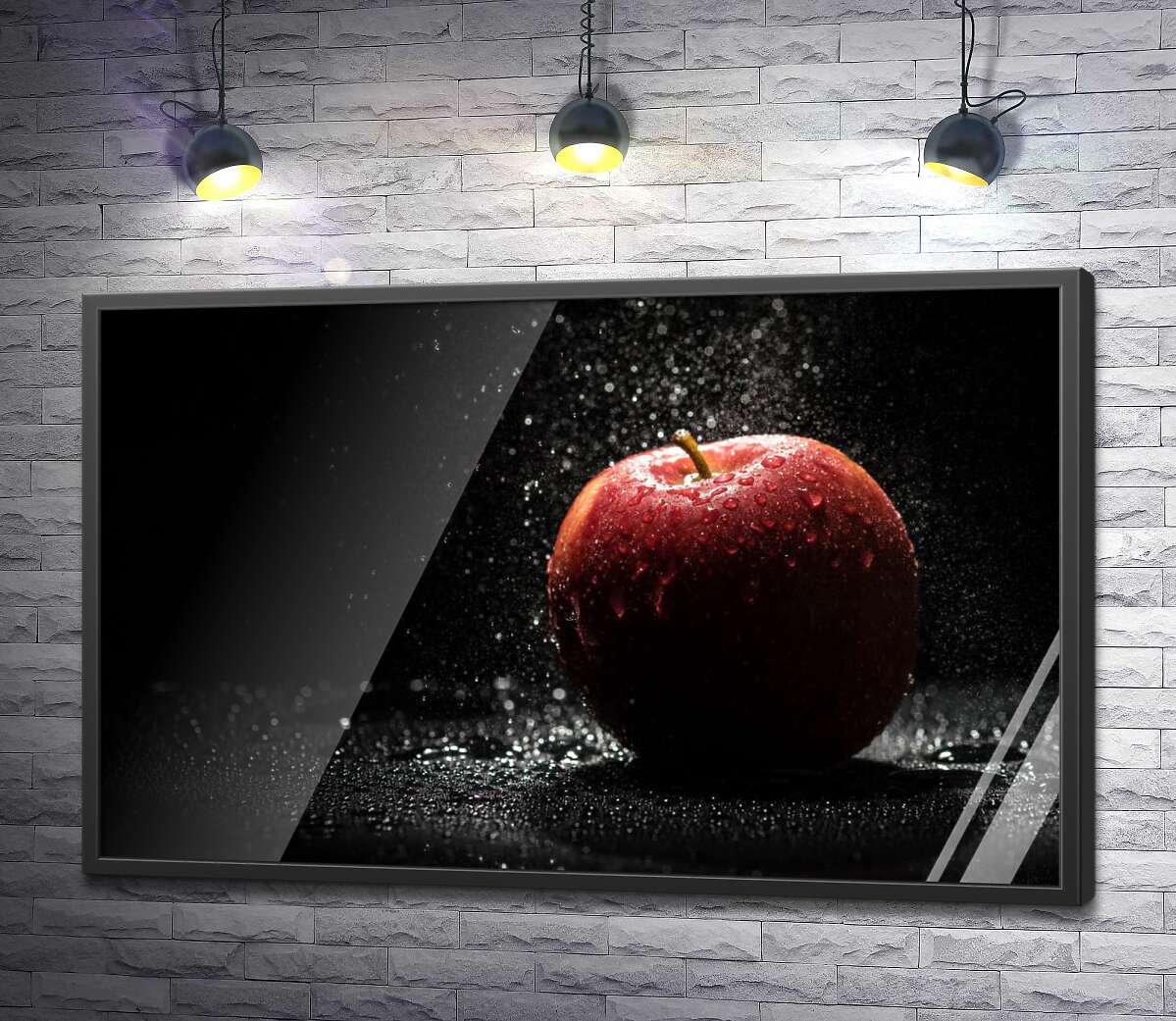 постер Прозрачные капли воды падают на красную поверхность яблока