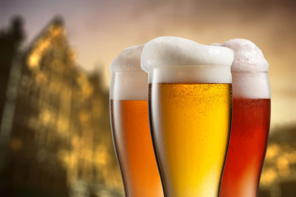 картина-постер Плавные изгибы золотых оттенков бокалов с пивом