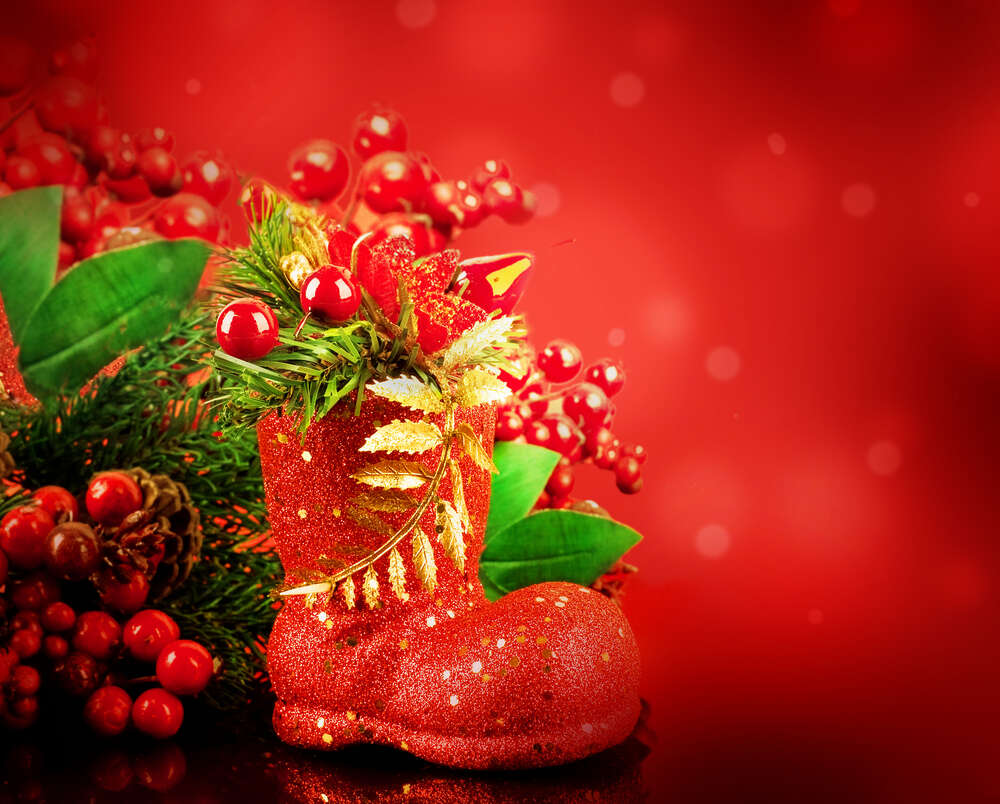 картина-постер Красный сапожок возле рождественского букета из веток елки и ягод омелы