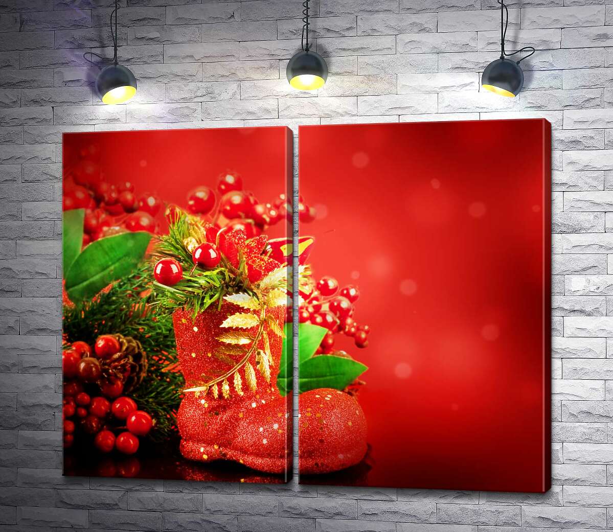 модульна картина Червоний чобіток біля різдвяного букету з гілок ялини та ягід омели