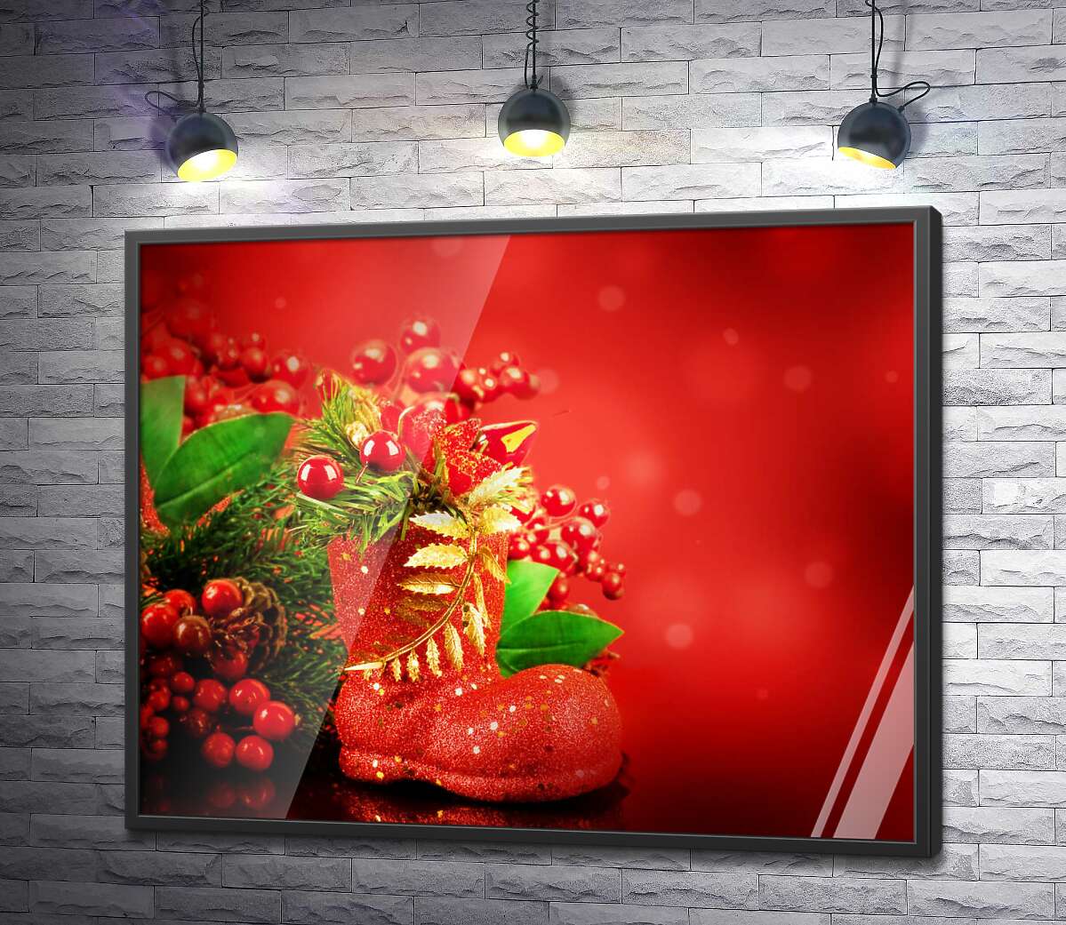 постер Червоний чобіток біля різдвяного букету з гілок ялини та ягід омели