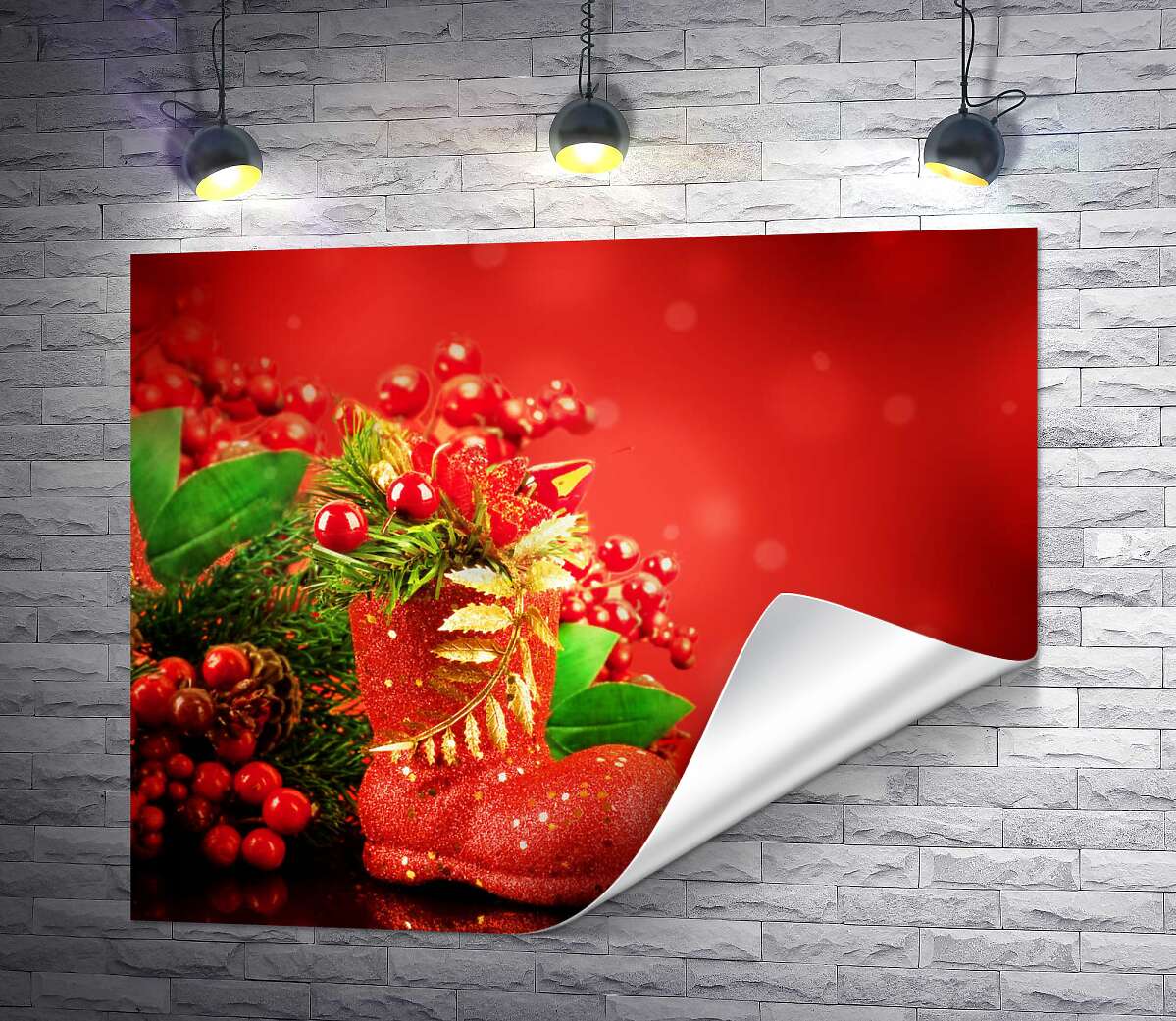печать Красный сапожок возле рождественского букета из веток елки и ягод омелы