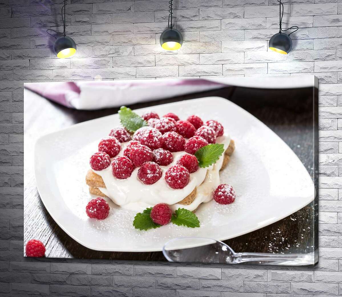 картина Десерт тирамису с ягодами малины