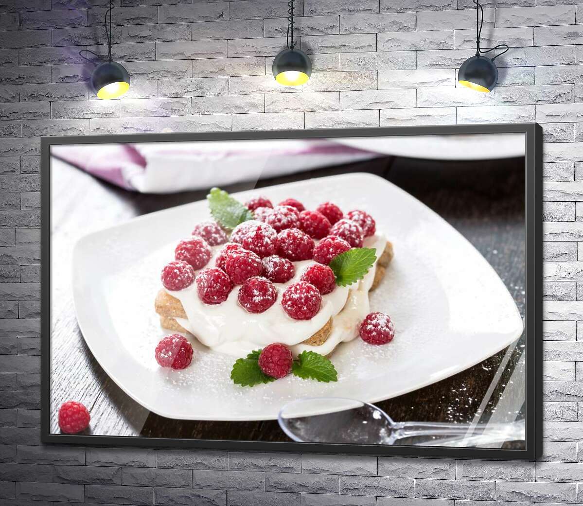 постер Десерт тирамису с ягодами малины