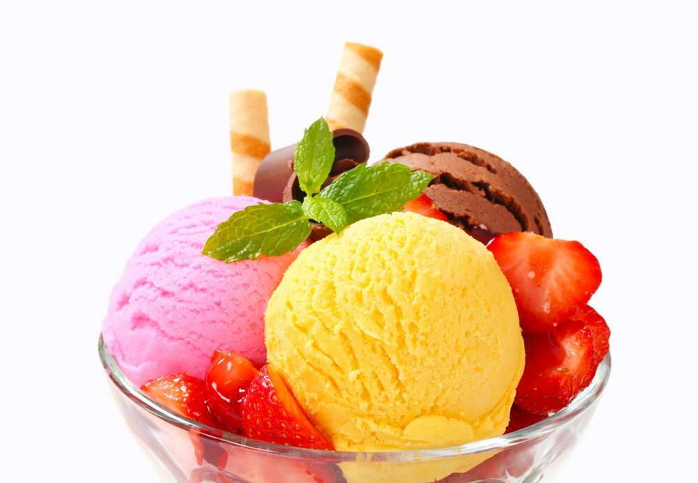 картина-постер Цветные шарики мороженого с кусочками клубники, шоколадом и мятой