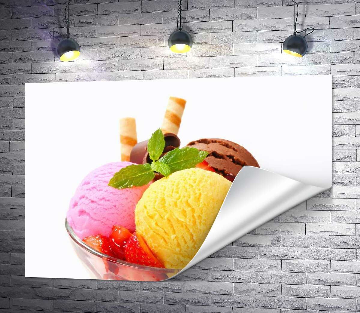друк Кольорові кульки морозива з шматочками полуниці, шоколадом та м'ятою