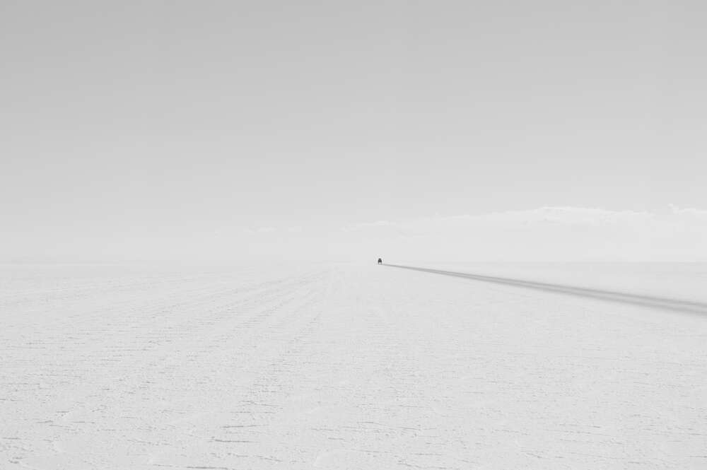 картина-постер Черная точка-машина едет по пустынной дороге