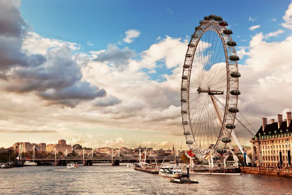 картина-постер Колесо обозрения "Лондонский глаз" (London eye) нависло над водами Темзы