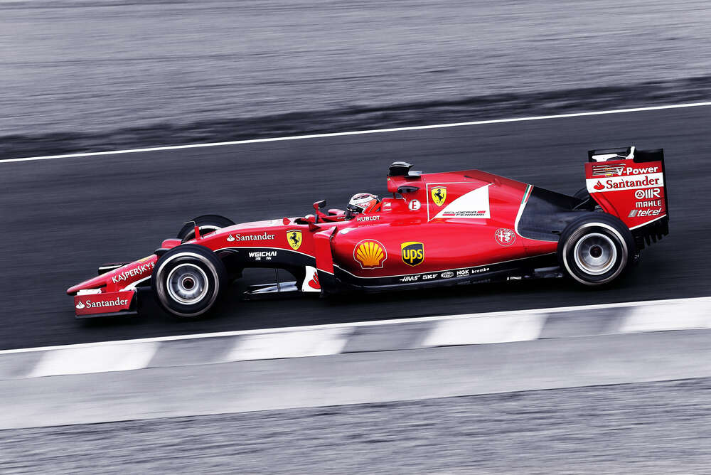 картина-постер Красный автомобиль Ferrari на гоночной трассе "Формулы-1"