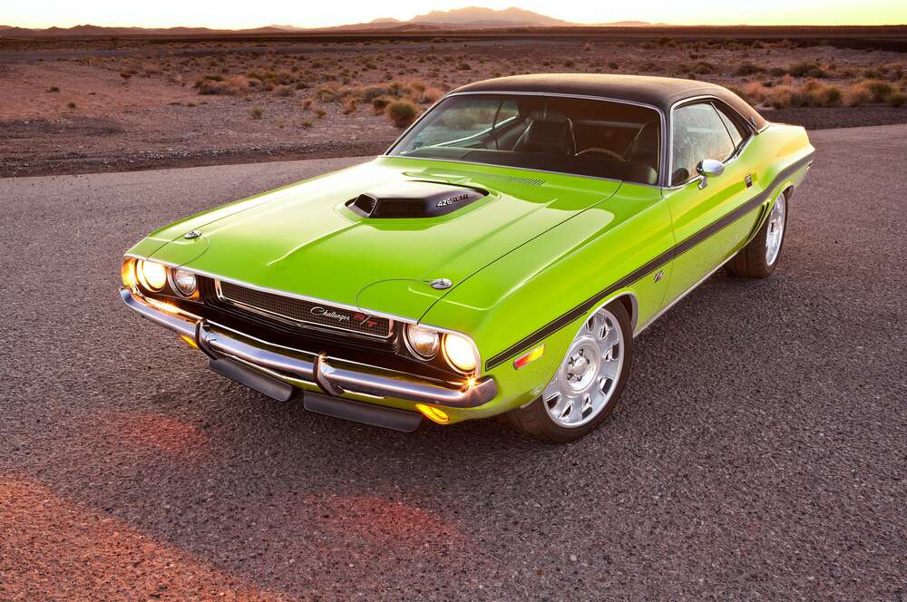 картина-постер Яркий автомобиль Dodge Challenger на дороге среди пустыни