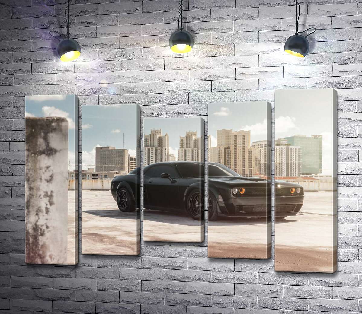модульна картина Чорний автомобіль Dodge Challenger Hellcat на фоні будинків (Модуль №27)