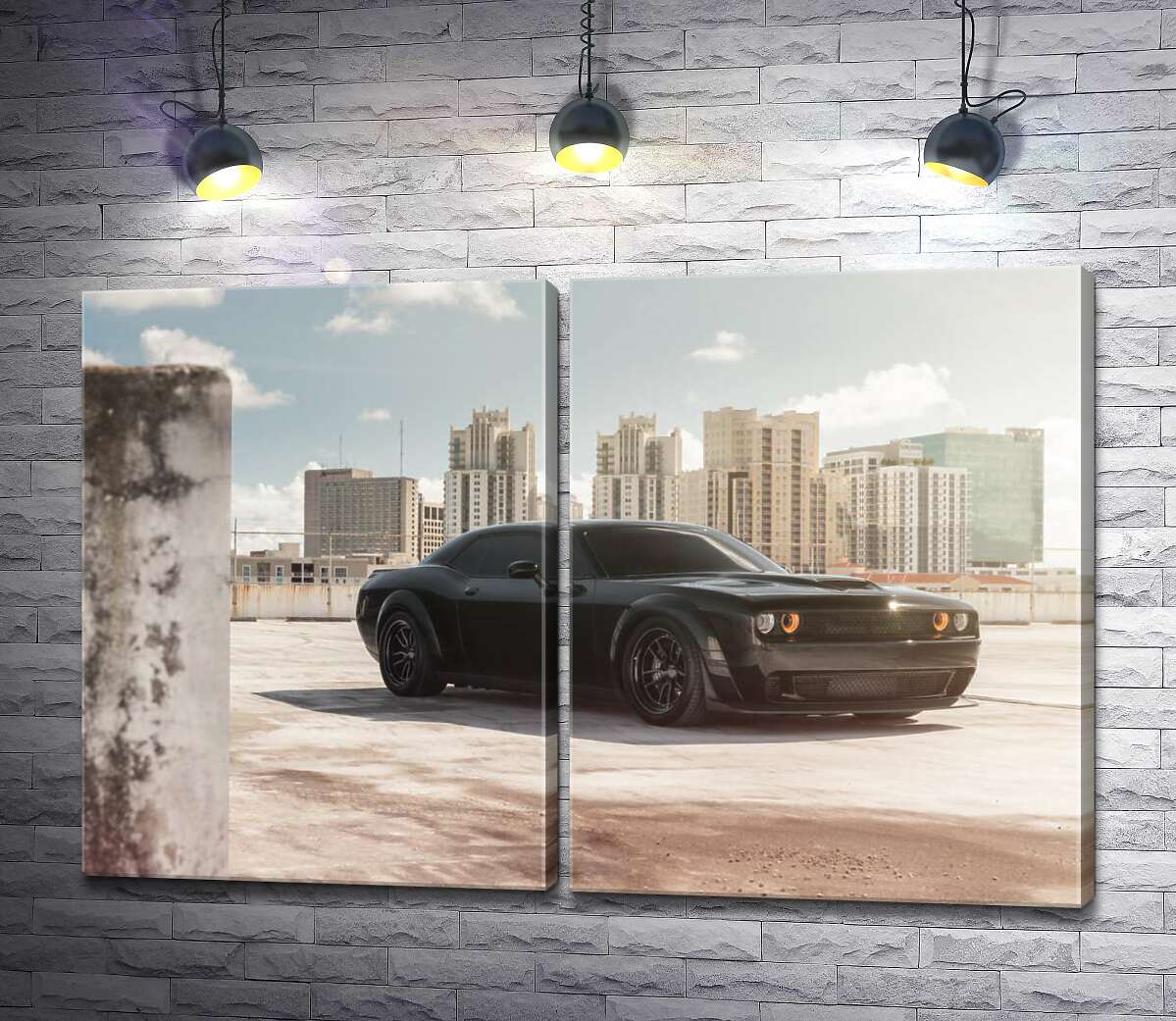 модульна картина Чорний автомобіль Dodge Challenger Hellcat на фоні будинків