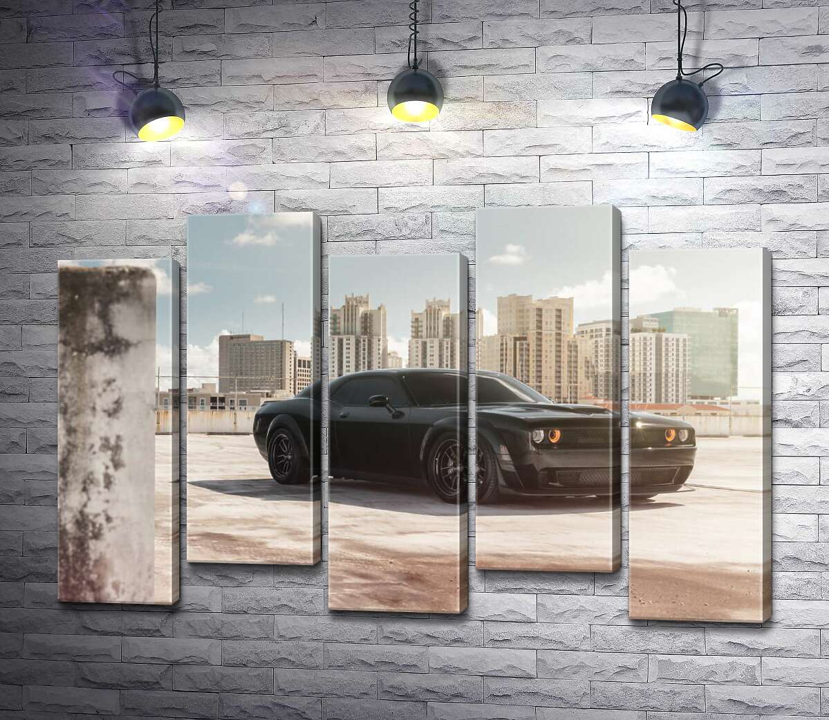 модульна картина Чорний автомобіль Dodge Challenger Hellcat на фоні будинків (Модуль №30)