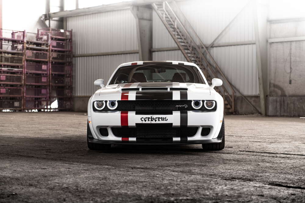 картина-постер Белая модель автомобиля Dodge Challenger Hellcat