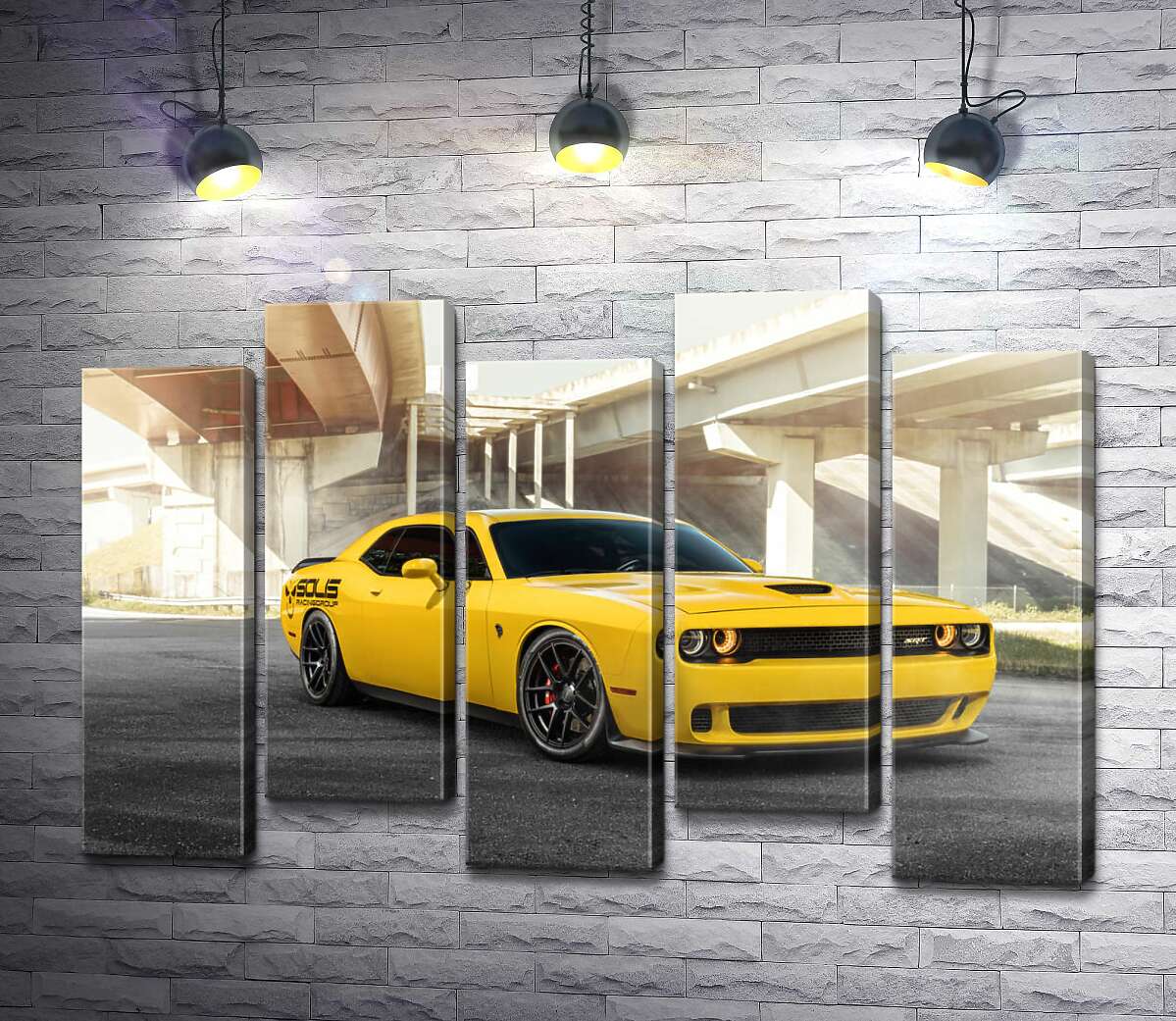 модульна картина Жовтий автомобіль Dodge Challenger Hellcat зупинився під мостом (Модуль №30)