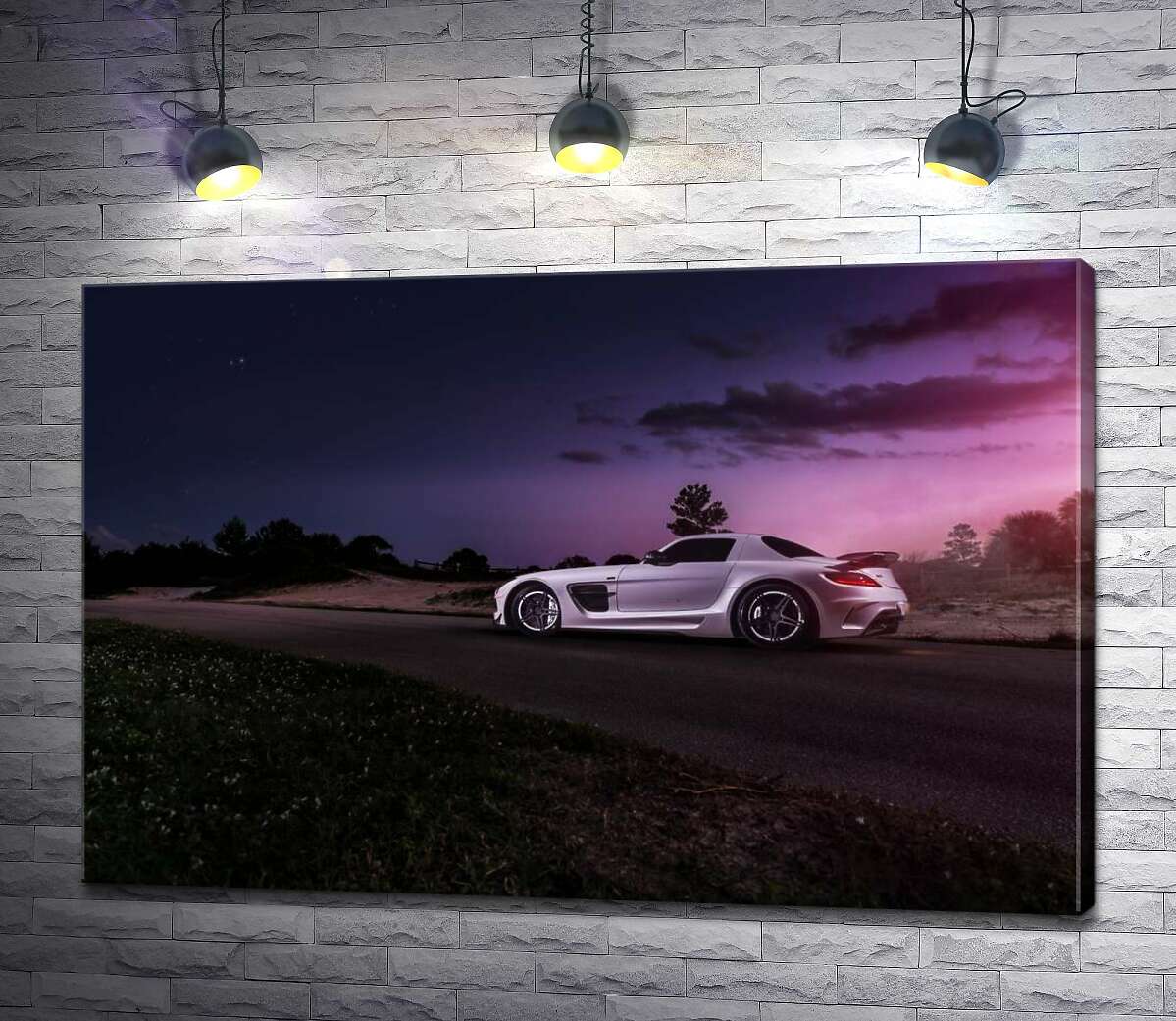 картина Біла модель автомобіля Mercedes-Benz SLS AMG у фіолетових сутінках