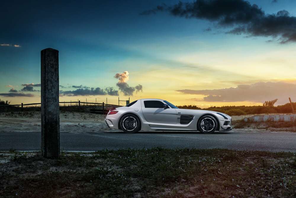 картина-постер Mercedes-Benz SLS AMG на полевой дороге