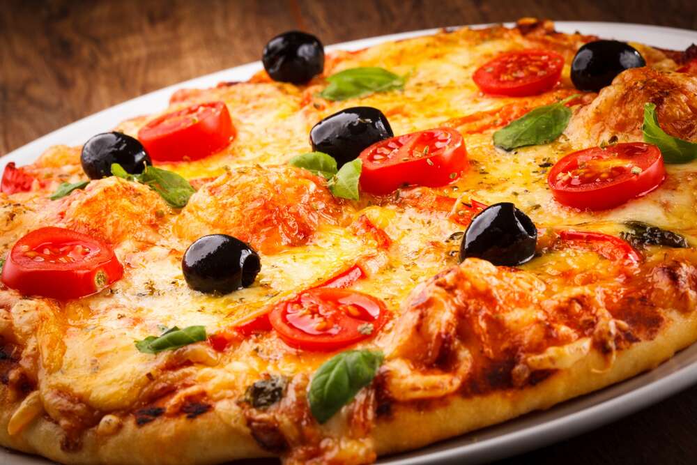 картина-постер Піца з маслинами, помідорами та базиліком на хрусткій сирній скоринці