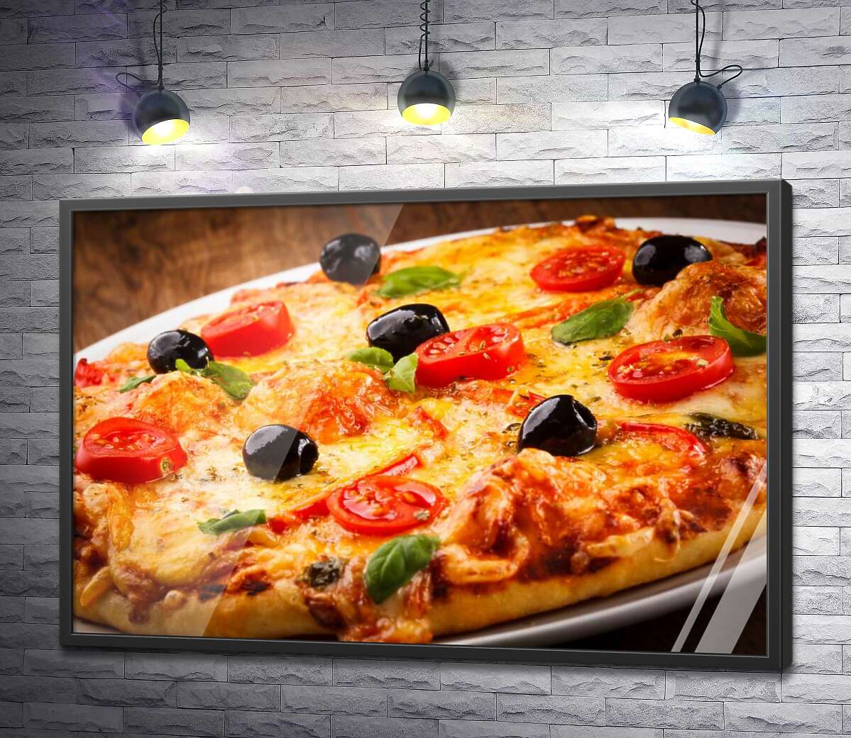 постер Пицца с оливками, помидорами и базиликом на хрустящей сырной корочке