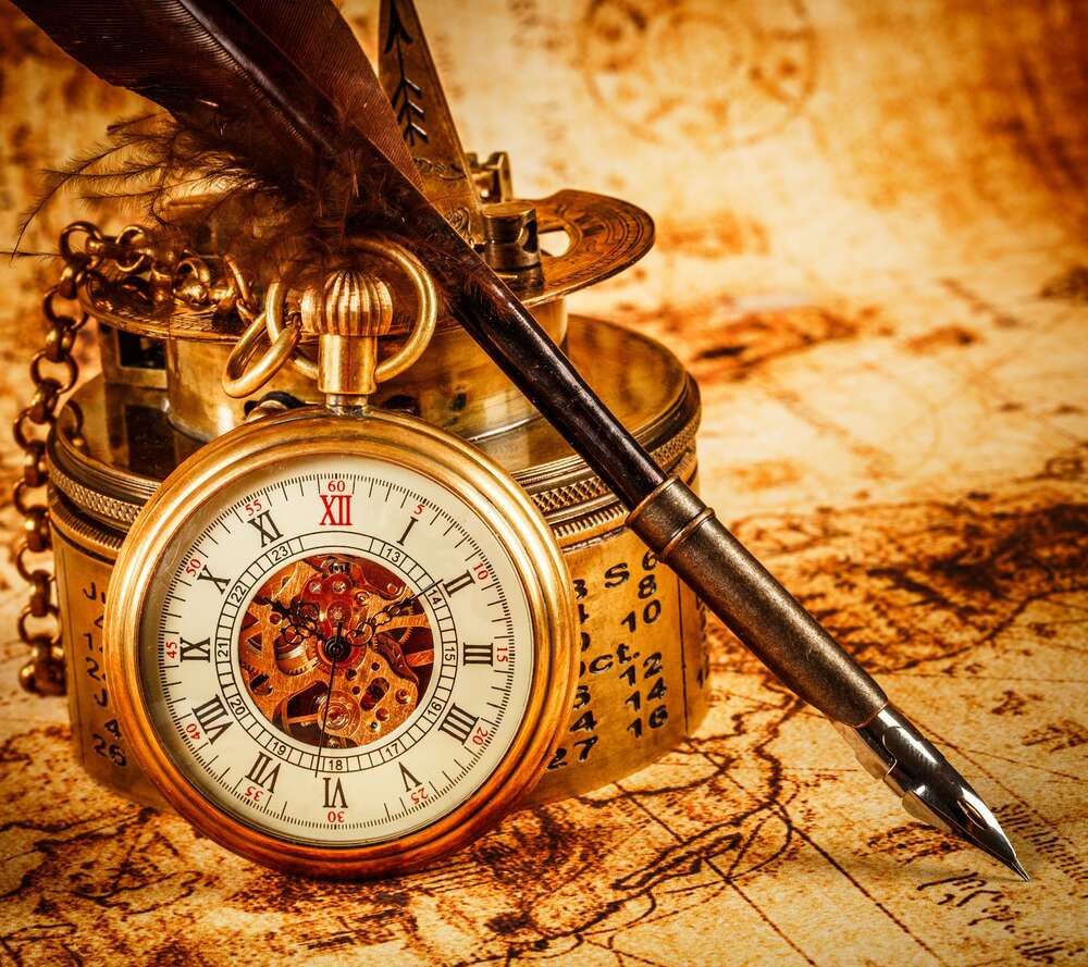 картина-постер Винтажные карманные часы оперлись на компас рядом с перьевой ручкой