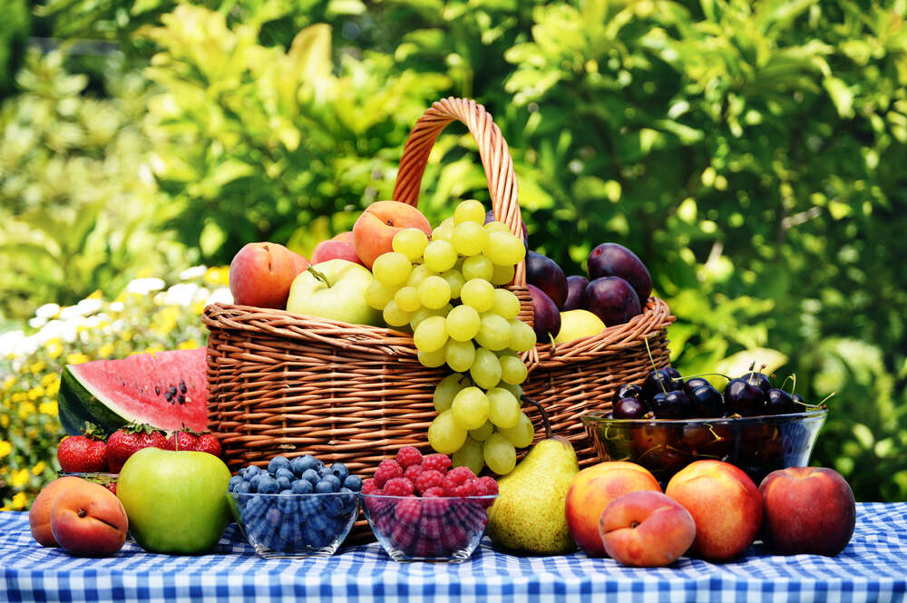 картина-постер Летняя корзина фруктов и ягод
