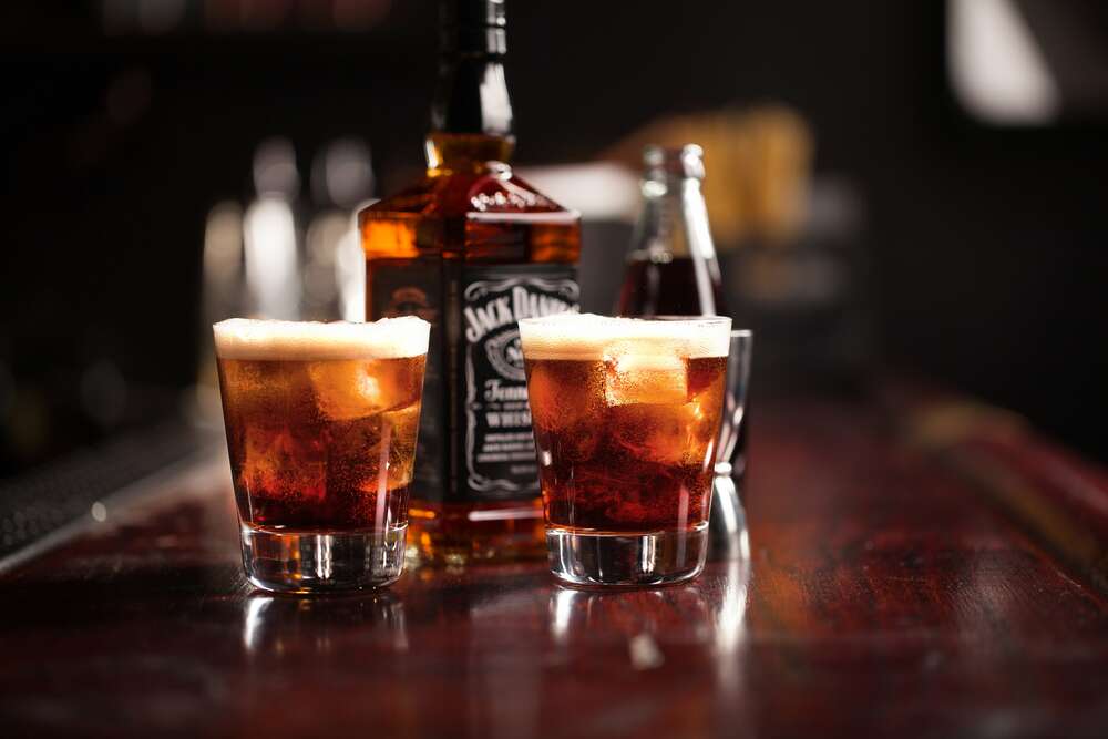 картина-постер Насыщенный цвет виски "Jack Daniel's" в стаканах