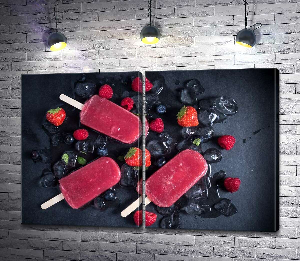модульна картина Малинове морозиво тане серед льоду та полуниці