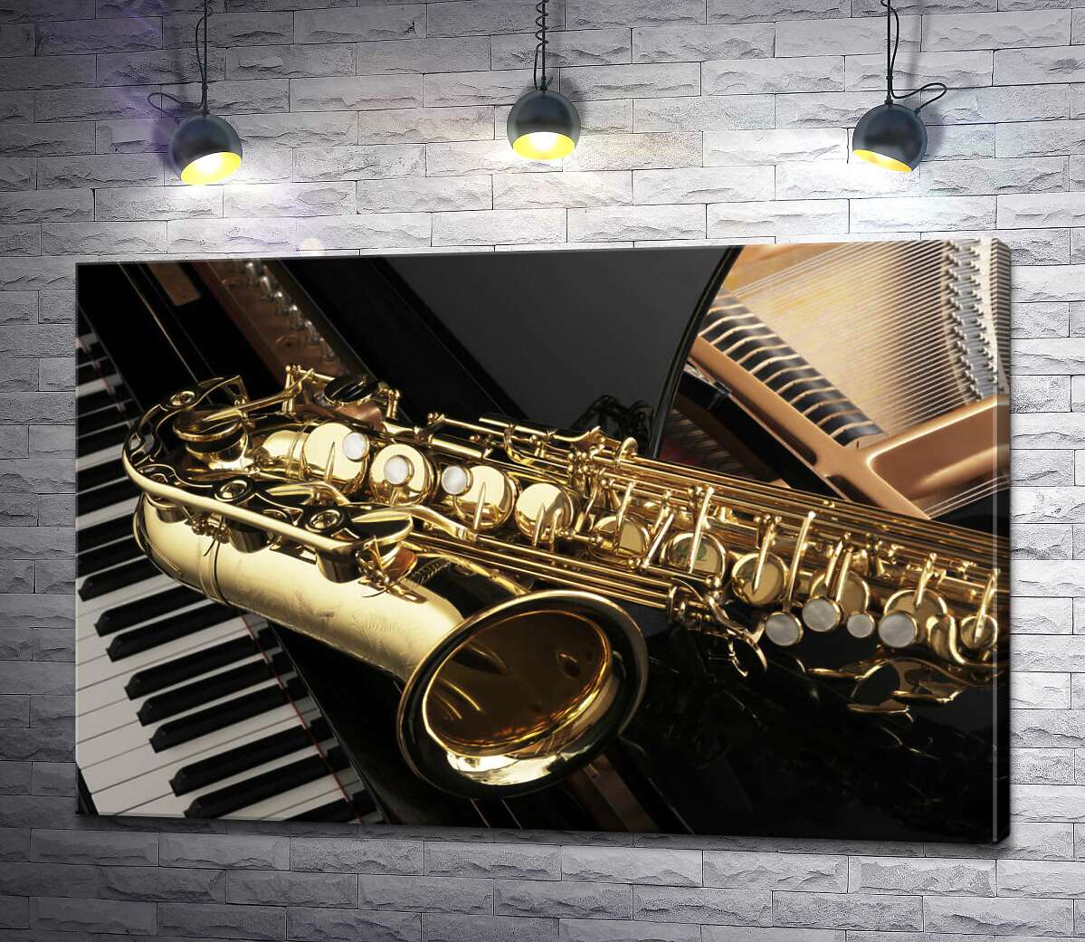 картина Золотой силуэт саксофона контрастирует с черной поверхностью рояля