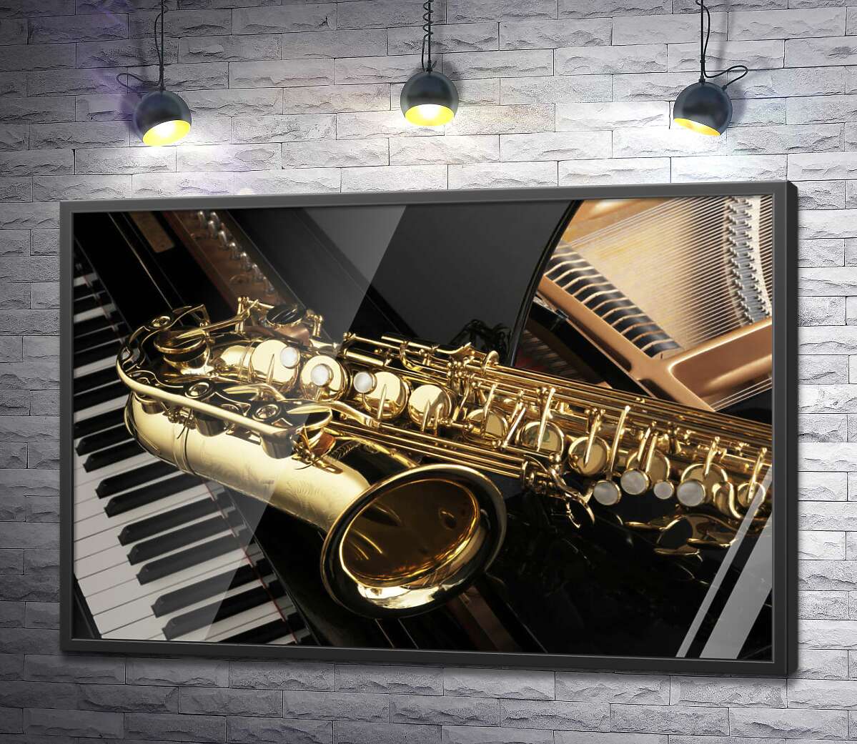 постер Золотой силуэт саксофона контрастирует с черной поверхностью рояля