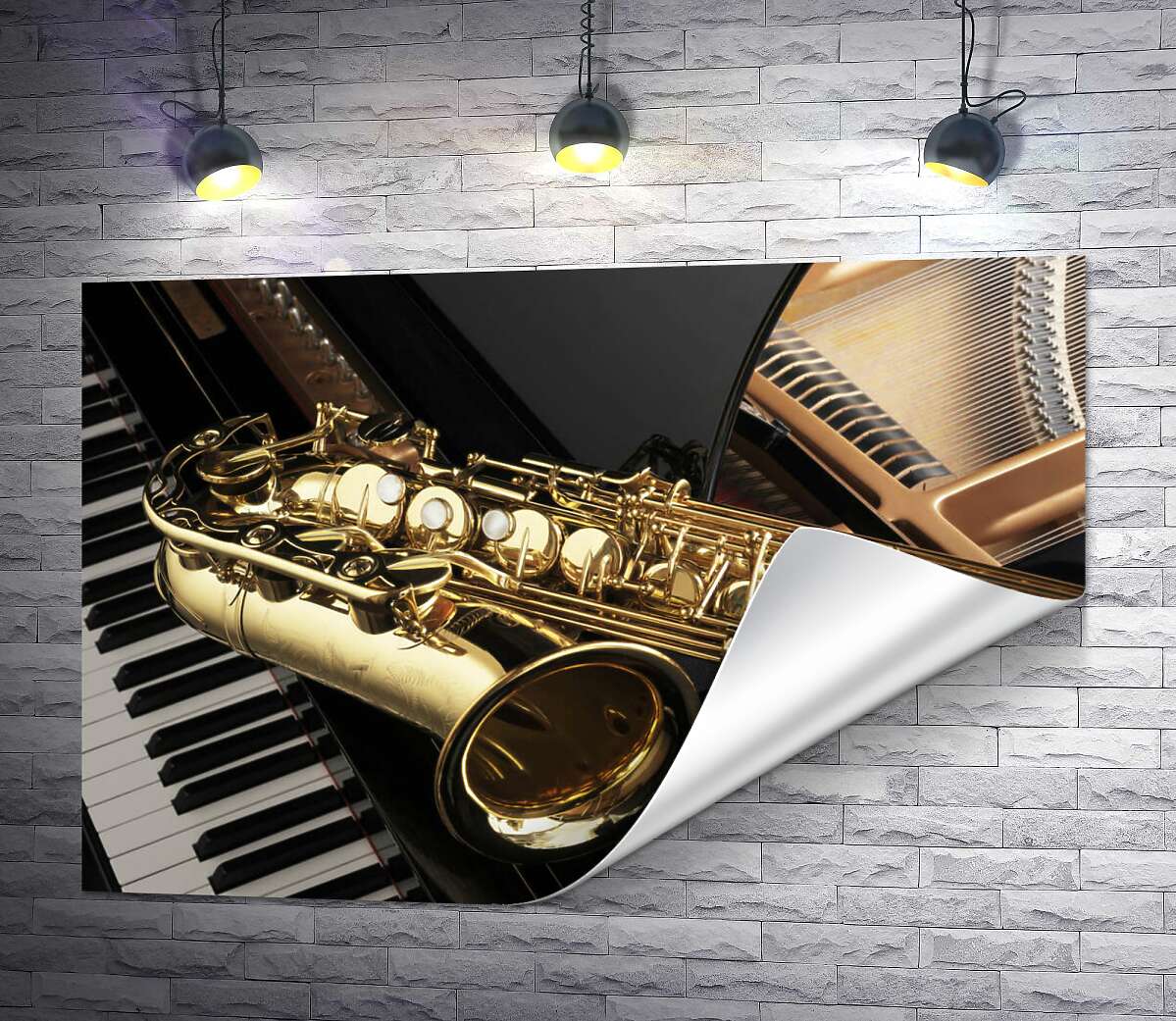 печать Золотой силуэт саксофона контрастирует с черной поверхностью рояля