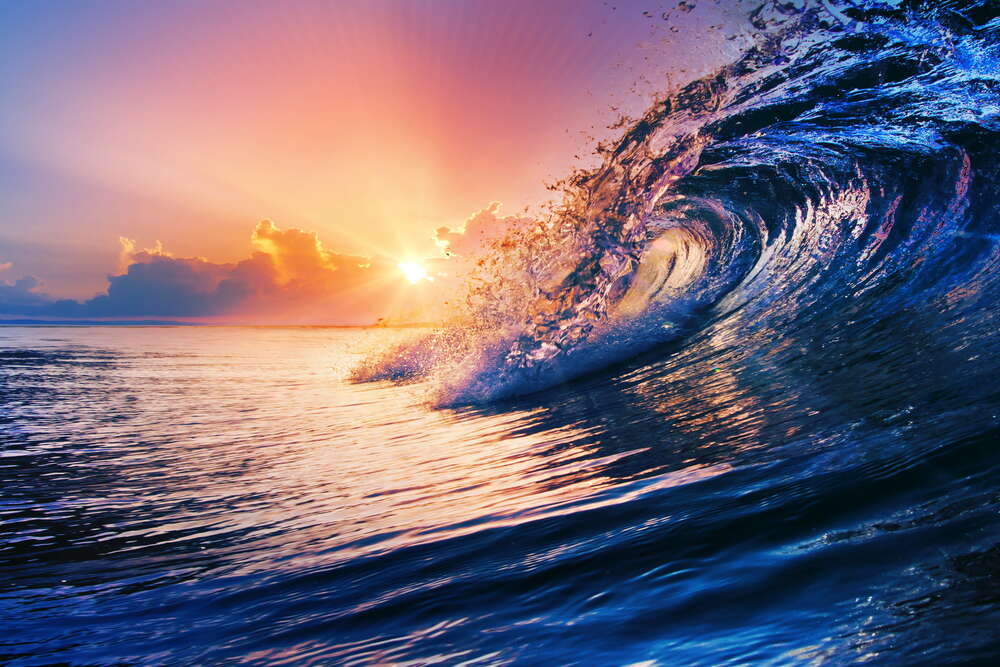 картина-постер Голубая волна отражает розовое вечернее небо