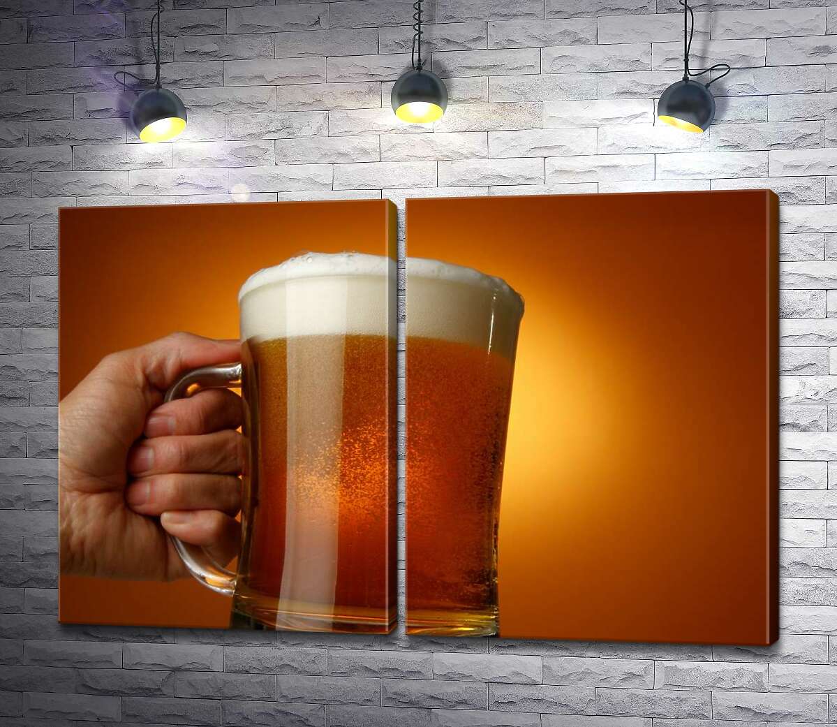 модульная картина Стеклянный бокал светлого пива в руке