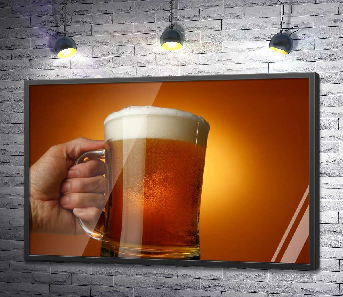 постер Стеклянный бокал светлого пива в руке