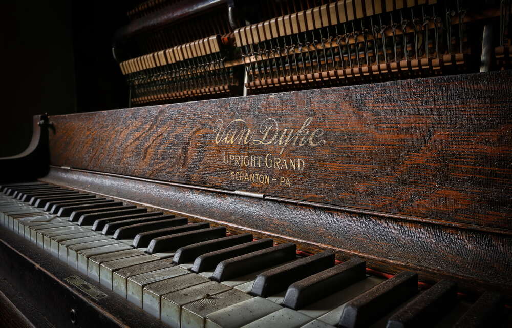 картина-постер Стёртые клавиши винтажного фортепиано
