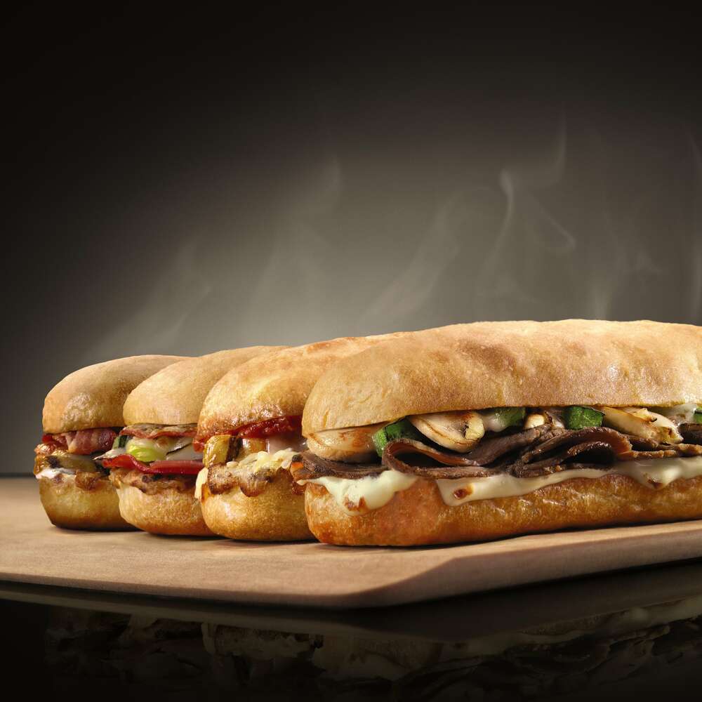 картина-постер Ряд апетитних гарячих сендвічів