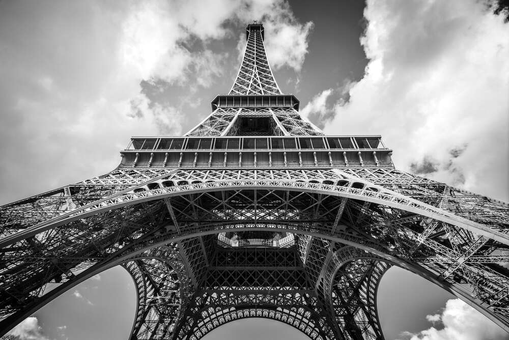 картина-постер Взгляд снизу на грандиозное сооружение Эйфелевой башни (Eiffel tower)