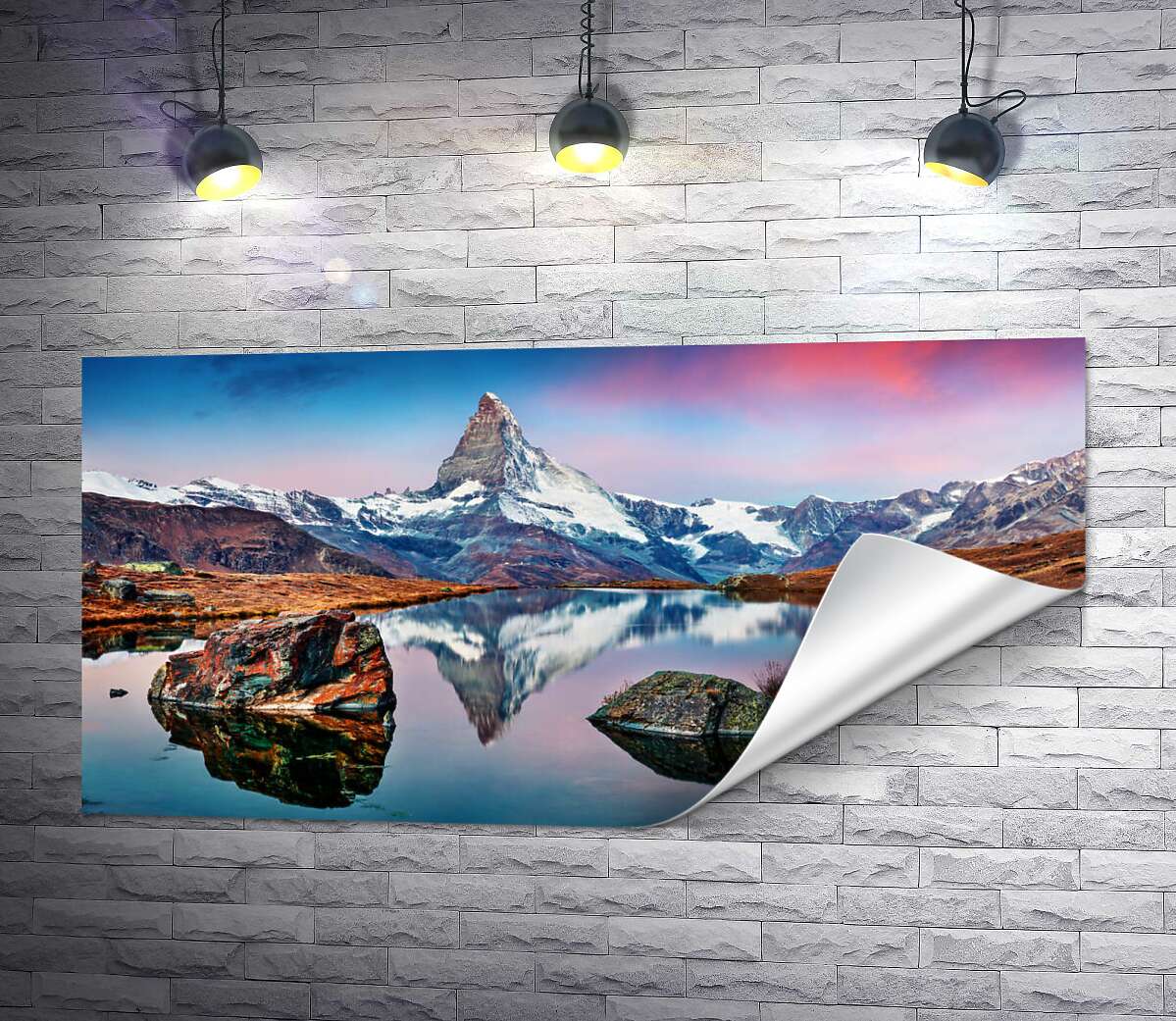 друк Гористий пік гори Матергорн (Matterhorn) відбивається у тихих водах озера