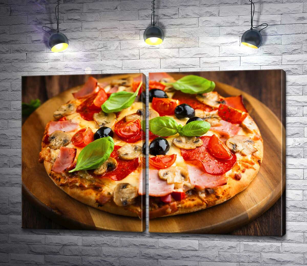 модульна картина Рівні краї круглої піци з м'ясом, грибами, помідорами, базиліком та маслинами