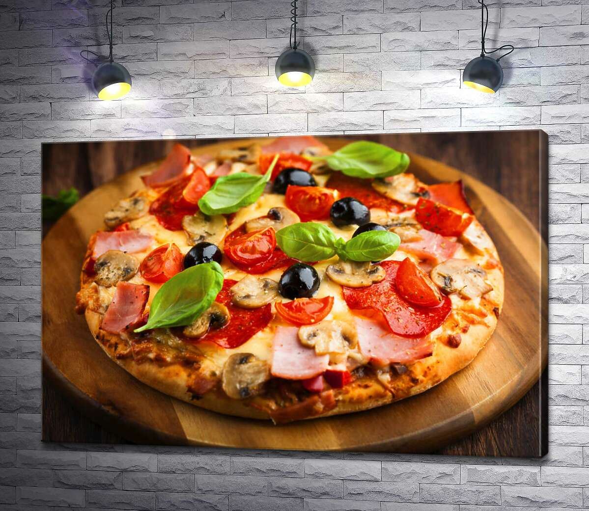 картина Ровные края круглой пиццы с мясом, грибами, помидорами, базиликом и маслинами