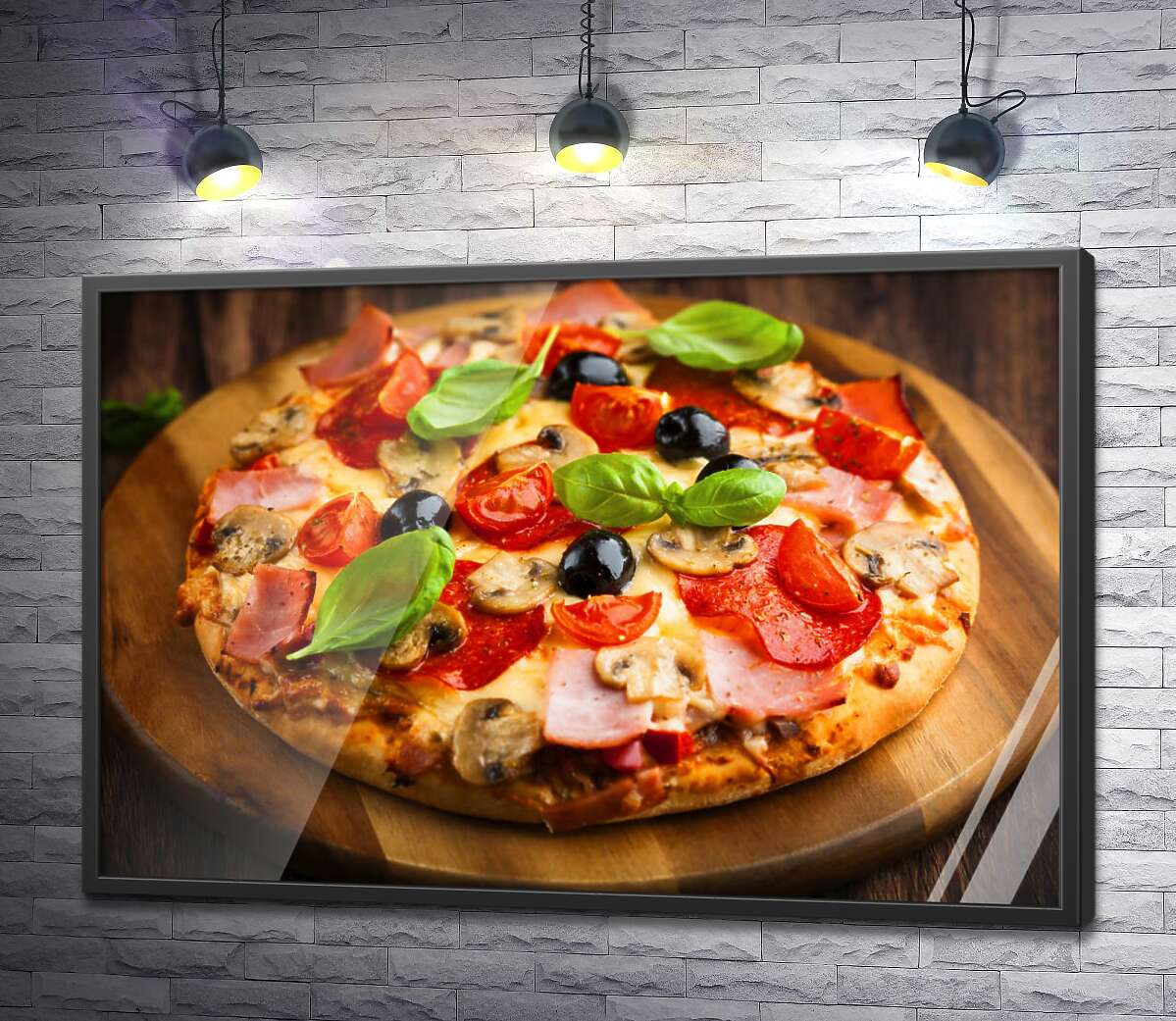 постер Ровные края круглой пиццы с мясом, грибами, помидорами, базиликом и маслинами