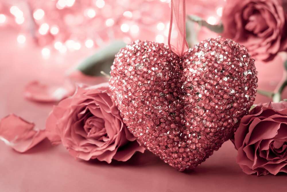 картина-постер Подвеска сердце в розовых стразах среди нежных бутонов роз