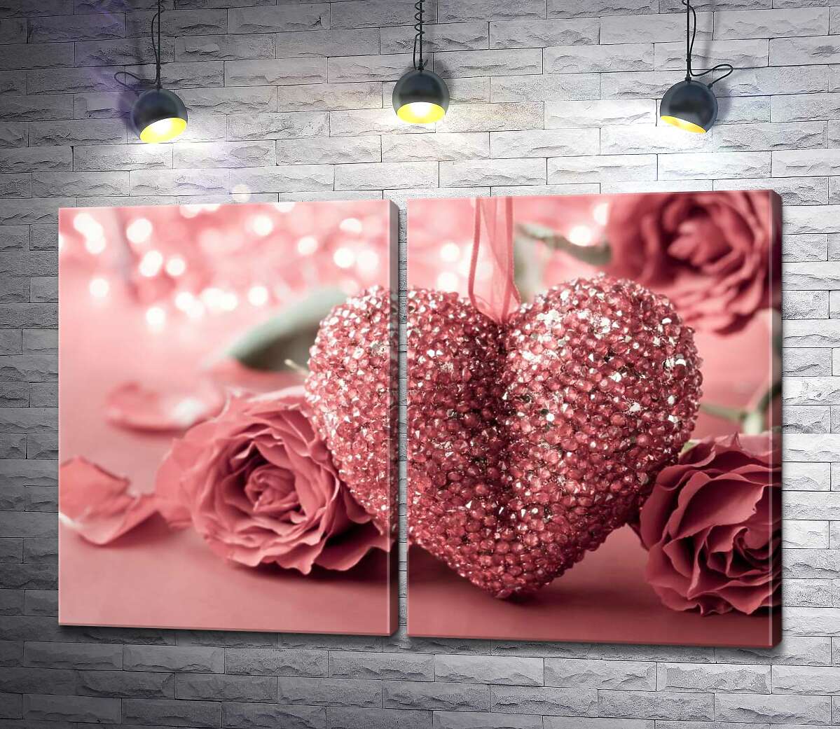модульная картина Подвеска сердце в розовых стразах среди нежных бутонов роз