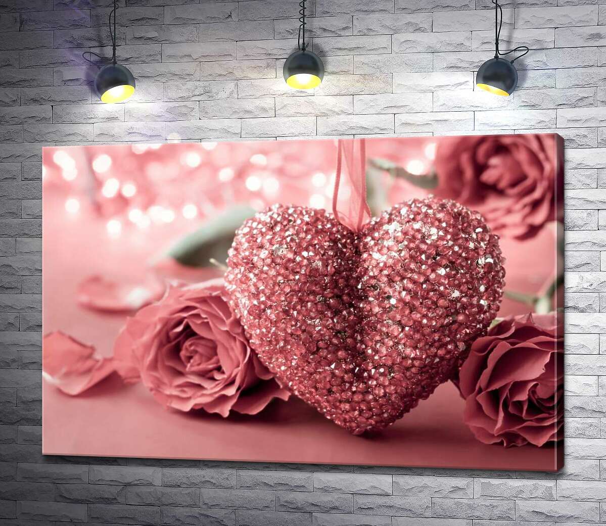 картина Подвеска сердце в розовых стразах среди нежных бутонов роз