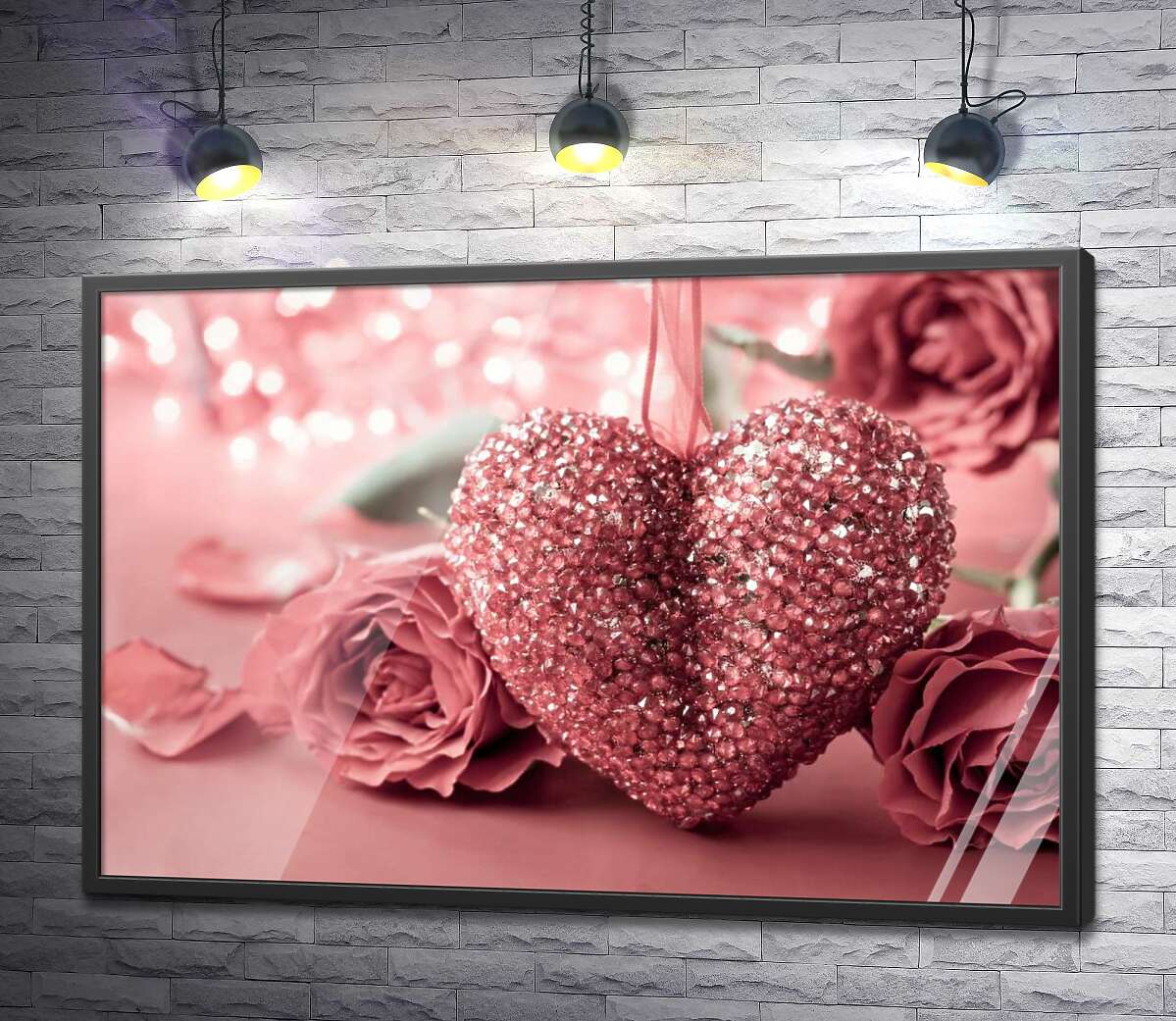 постер Подвеска сердце в розовых стразах среди нежных бутонов роз