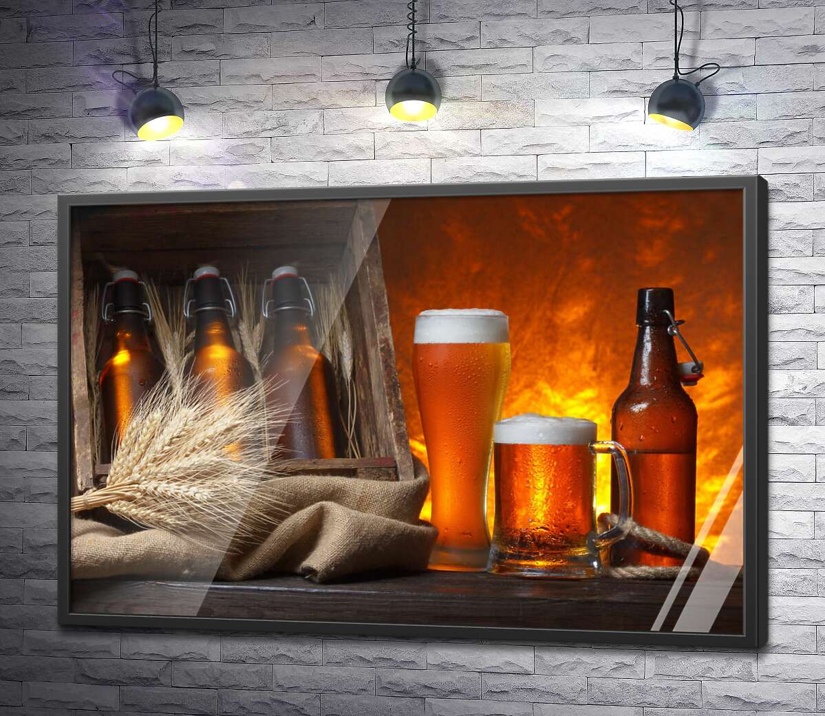 постер Холодные капли воды стекают по янтарным поверхностям бокалов и бутылок пива